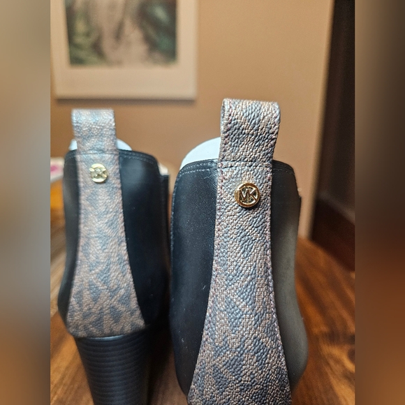 Michael Kors black logo Ankle boots. - Picture 4 of 6